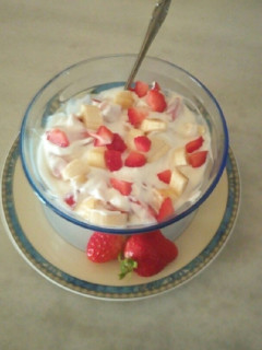 Una foto de Yogurt con fresas y plátano