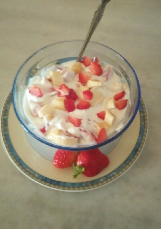Una foto de Yogurt con fresas y plátano