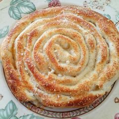 A picture of Cheese and tomato spiral.