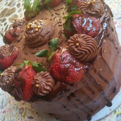 A picture of Chocolate cake et chocolate frosting.