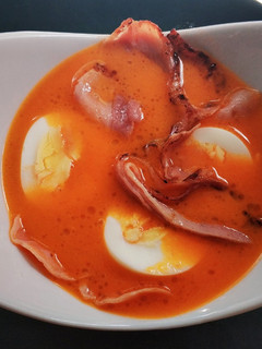 Una foto de Crema de tomate tibia con bacon y huevo duro