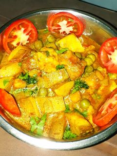 आलू मटर मूंग बड़ी की सब्जी (Aloo matar moong badi ki sabzi recipe in Hindi) रेसिपी मुख्य फोटो