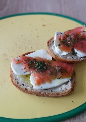 Zdjęcie przepisu Kanapki z mozarellą i łososiem.