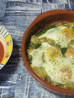 Una foto de Patatas con tomate y huevos fritos
