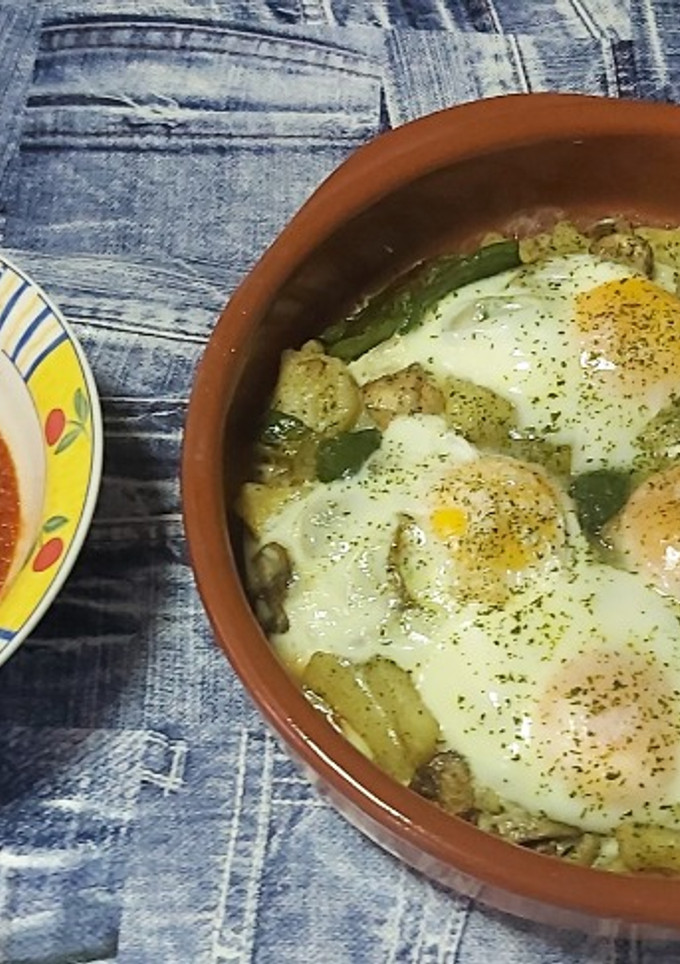 Una foto de Patatas con tomate y huevos fritos