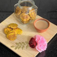 A picture of Baked masala mathri.