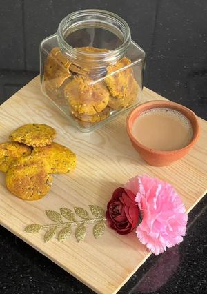 A picture of Baked masala mathri.