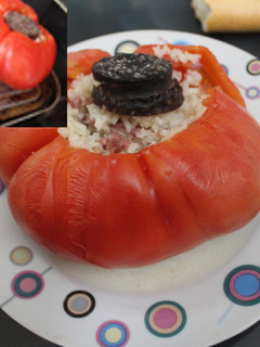 Una foto de Tomates rellenos de arroz y jamón