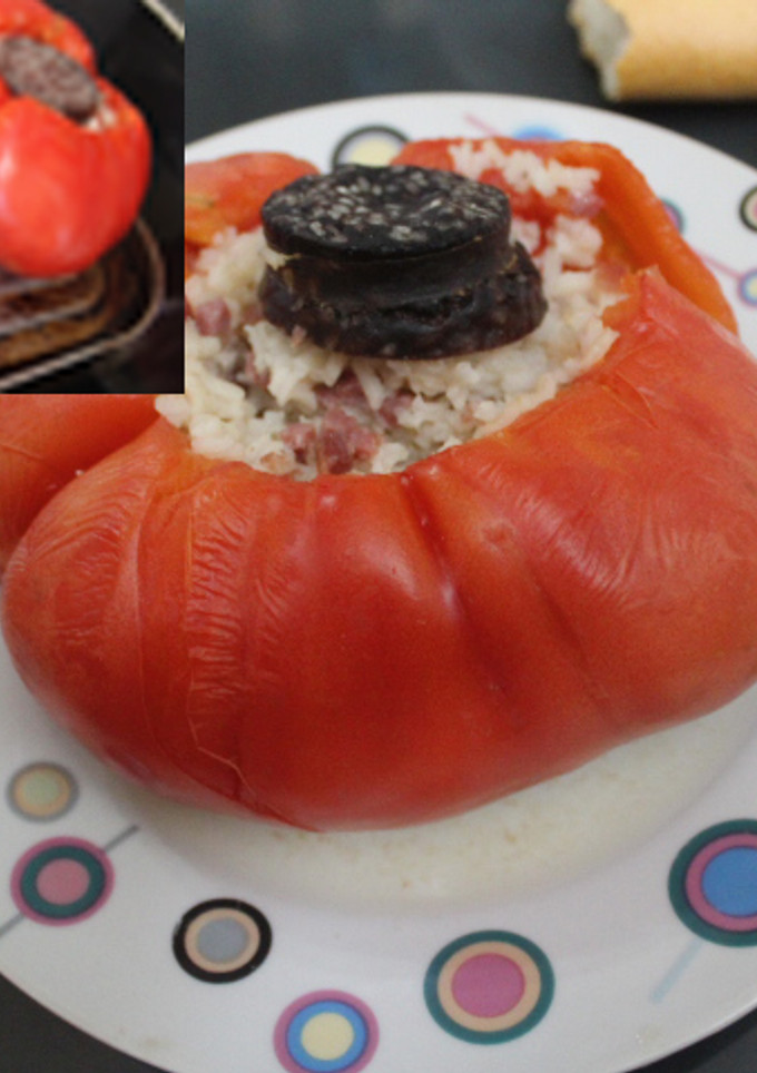 Una foto de Tomates rellenos de arroz y jamón