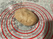 Una foto de masa para pizza integral con levadura seca