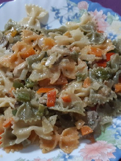 Una foto de Farfalle con verduras