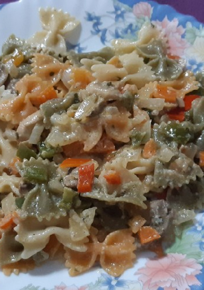 Una foto de Farfalle con verduras