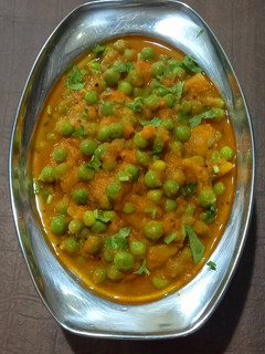 વટાણા અને બટાકા નું લસણિયું શાક (Vatana Bataka Lasaniyu Shak Recipe In Gujarati) રેસીપી મુખ્ય ફોટો