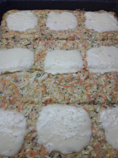 Una foto de Cuadrados de verduras con queso al horno