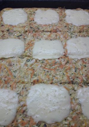 Una foto de Cuadrados de verduras con queso al horno