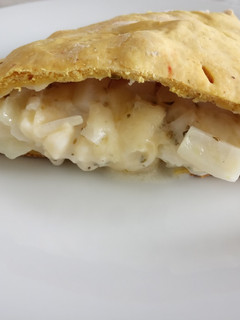 Una foto de Calzone de cebolla y queso