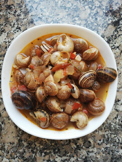 Una foto de Caracoles en salsa