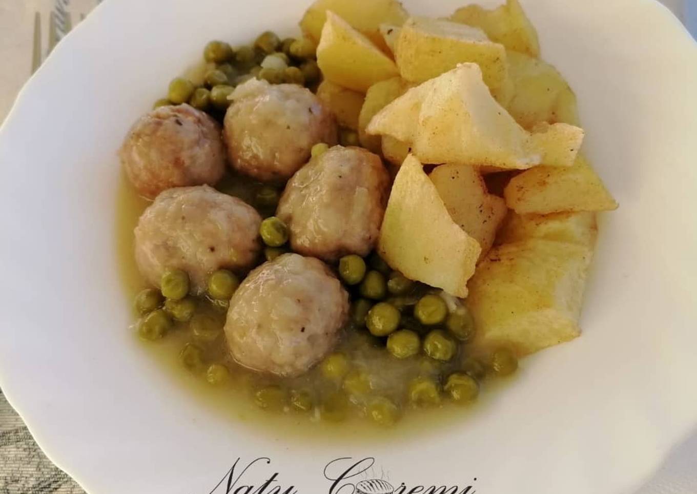 Albóndigas en salsa blanca y guisantes