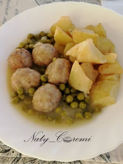 Una foto de Albóndigas en salsa blanca y guisantes