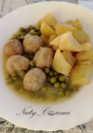 Una foto de Albóndigas en salsa blanca y guisantes