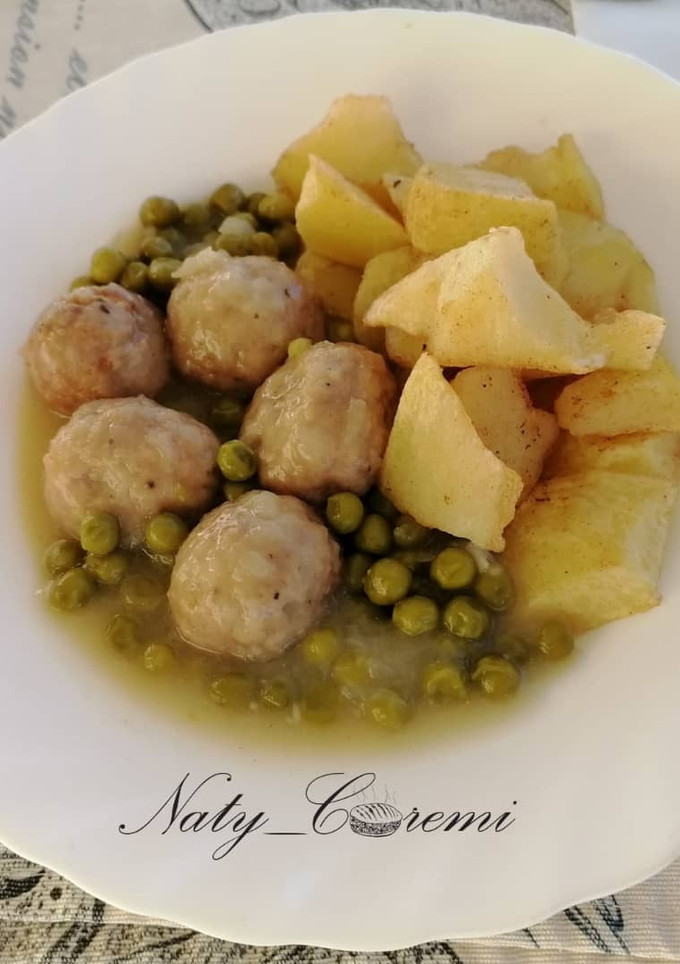 Una foto de Albóndigas en salsa blanca y guisantes