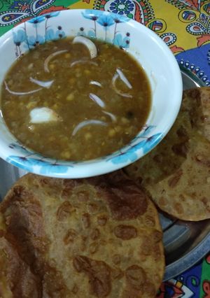 A picture of Poori chole.