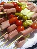 Brochetas de Salchichas, Queso, Aceitunas y Cherrys!
