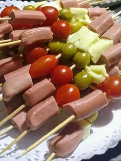 Una foto de Brochetas de Salchichas, Queso, Aceitunas y Cherrys!