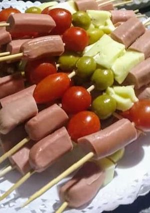 Una foto de Brochetas de Salchichas, Queso, Aceitunas y Cherrys!