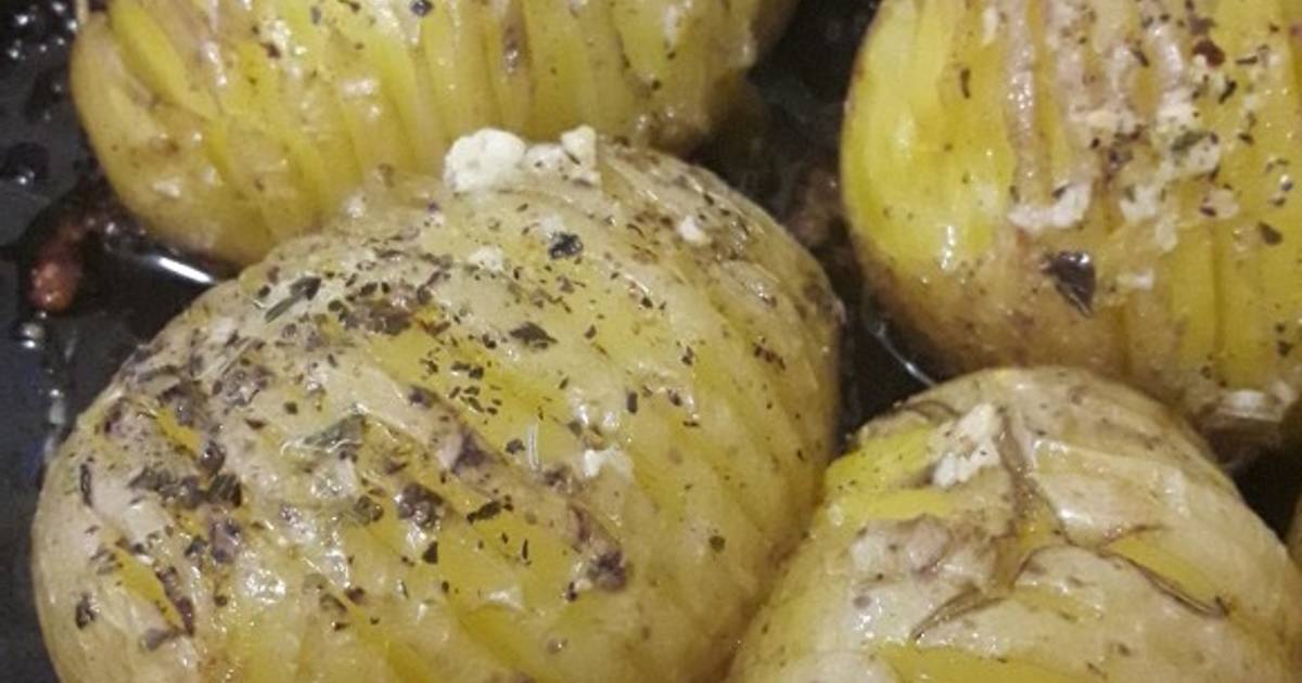 Картошка в духовке с чесноком и маслом. Картофель с зеленью и чесноком. Картофель в духовке с хрустящей корочкой. Картошка в духовке запеченная. Картошка в чесночном соусе.