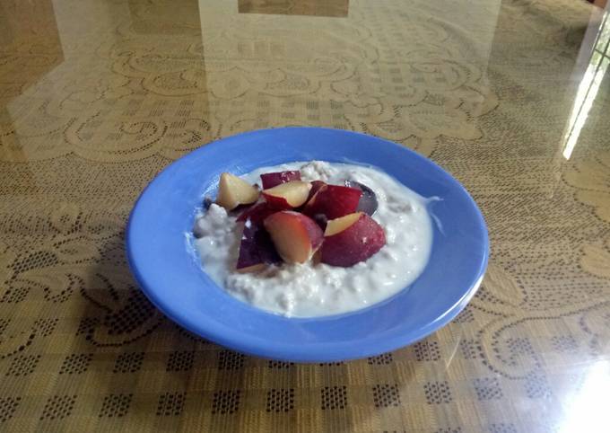 Resep Oatmeal Yogurt with plum #sarapan diet day 1 yang Enak