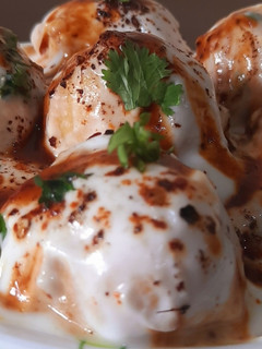 दही भल्ले (dahi bhalle recipe in Hindi) रेसिपी मुख्य फोटो