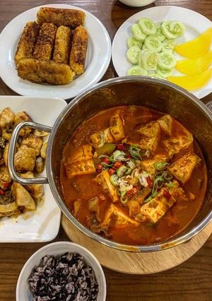 Hình của món 청국장- Canh đậu tương đậm đặc lên men (khác với canh đậu tương 된장찌개 nha).