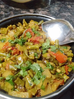 बीन्स आलू की सब्जी (beans aloo ki sabzi recipe in hindi) रेसिपी मुख्य फोटो