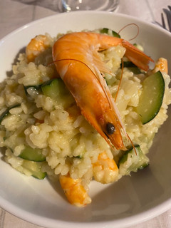 Una foto de • Arroz con langostinos y calabacín •