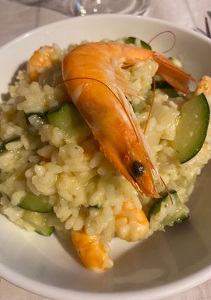 Una foto de • Arroz con langostinos y calabacín •