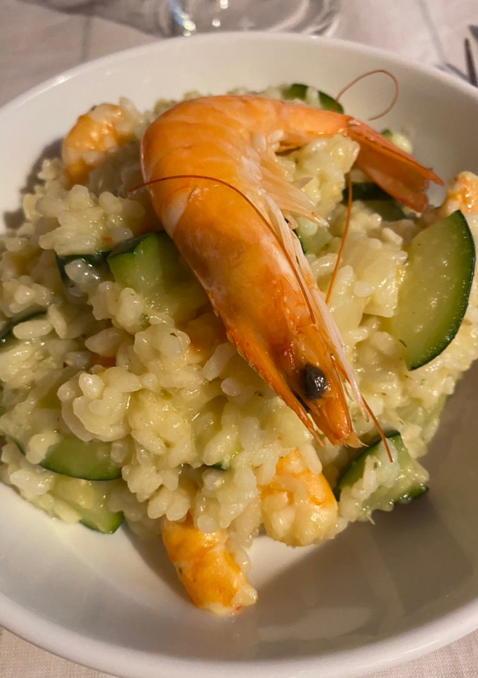 Una foto de • Arroz con langostinos y calabacín •
