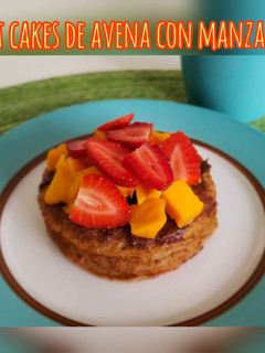 Una foto de Hot cakes de avena con manzana