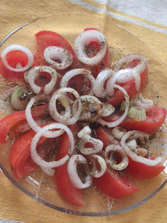 Una foto de Ensalada de tomate y cebolla