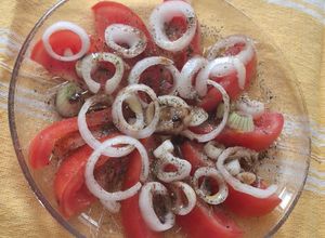 Una foto de Ensalada de tomate y cebolla