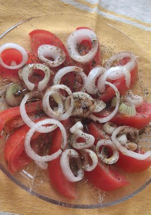 Una foto de Ensalada de tomate y cebolla