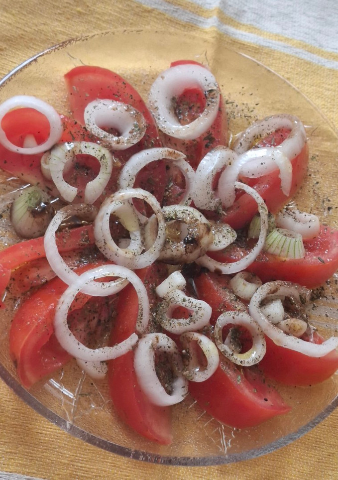 Una foto de Ensalada de tomate y cebolla