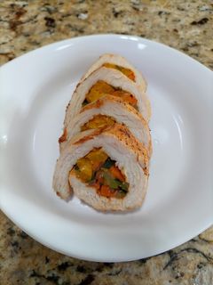 Una foto de Roll de pollo relleno de vegetales