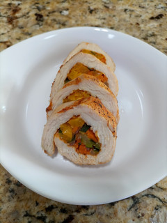 Una foto de Roll de pollo relleno de vegetales