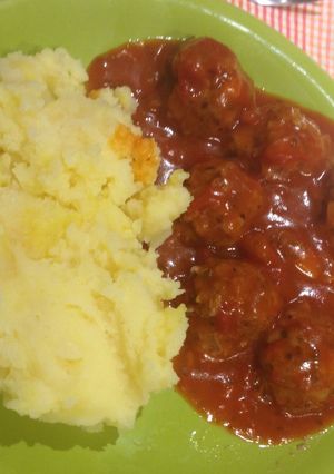 Una foto de Albóndigas con puré