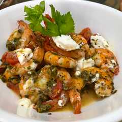 A picture of Camarones 🦐 a las hierbas 🌿 y feta.