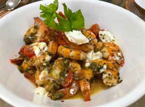 Una foto de Camarones 🦐 a las hierbas 🌿 y feta