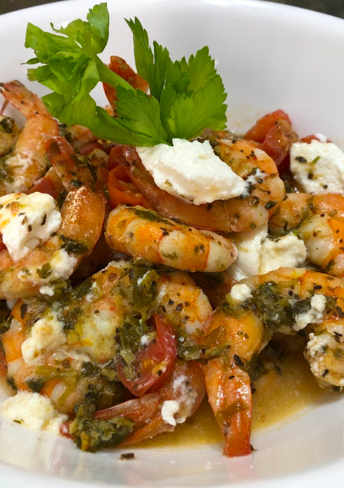 Una foto de Camarones 🦐 a las hierbas 🌿 y feta