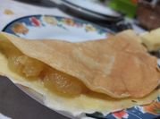 Una foto de crepes rellenos de manzana