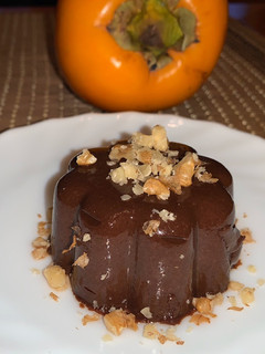 Una foto de Flan de caqui persimón y chocolate, sólo dos ingredientes (sin azúcar, huevo ni leche)